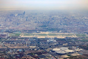 上海辦公樓臨空園區(qū)內(nèi)，為白領(lǐng)送餐的竟是6個“機(jī)器人”！