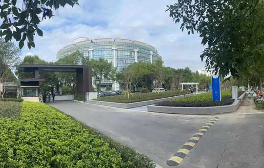 寶山大場這幢辦公樓下建了個小公園！
