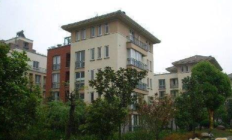 上海格蘭云天別墅區(qū)：高端居住品質(zhì)，便捷交通生活